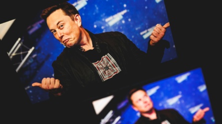 Díky poklesu akcií Tesla přišel Musk o trůn. Kdo je nově nejbohatším člověkem na planetě?
