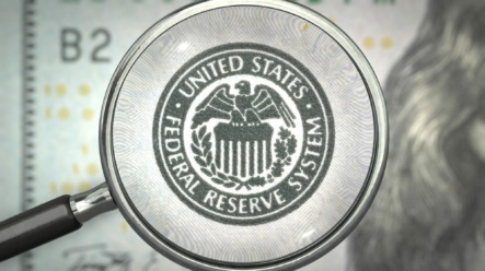 Fed ponechává úrokové sazby beze změny. Jak reagovaly trhy?
