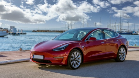 Propad prodejů vyvolává radikální kroky: Tesla opět drasticky snižuje ceny svých vozů!