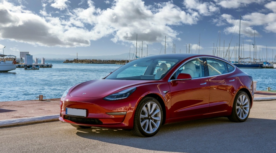 Propad prodejů vyvolává radikální kroky: Tesla opět drasticky snižuje ceny svých vozů!