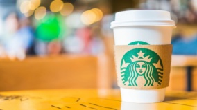 Akcie Starbucks rostou, ale firma čelí nutné restrukturalizaci. Jak situaci vidí odborníci z Wall Street?