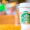 Akcie Starbucks rostou, ale firma čelí nutné restrukturalizaci. Jak situaci vidí odborníci z Wall Street?