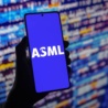 Akcie ASML vs. TSMC. Jeden gigant trhá rekordy a druhý zažil nejhorší propad za 25 let! Proč?