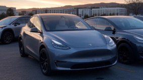 Tesla vstupuje do nové éry. Po bouřlivém roce přichází Elon Musk s ambiciózními plány na autonomní dopravu! Stojí akcie za investici?