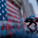 Investoři se zbavují amerických akcií! Kam se nyní vyplatí investovat?