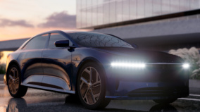 Tesla a Rivian výrazně zpomalují! Objevil se nový král luxusních elektromobilů?