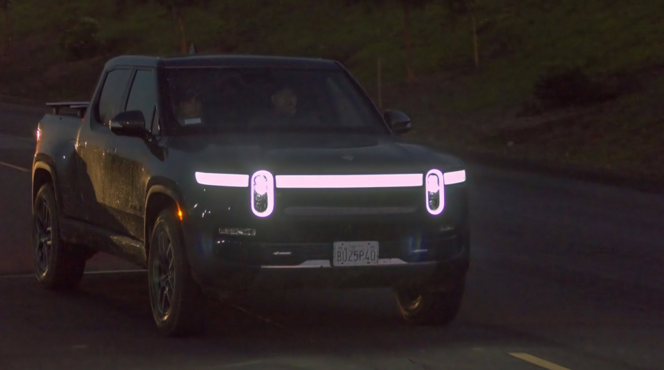 Pálí peníze rychleji, než vyrábí auta. Má tato populární akcie šanci přežít?